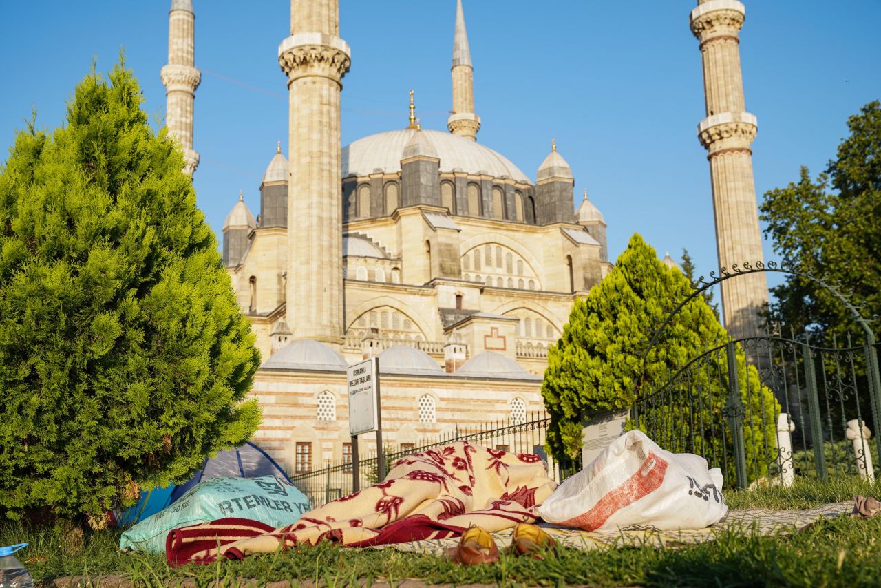 Bir Kırkpınar klasiği... Yağlı Güreşler için Edirne'ye gelenler sokakta sabahladı 2