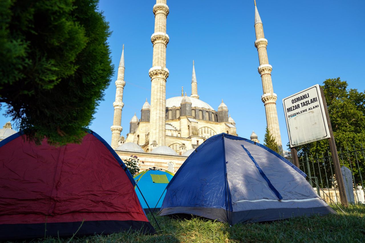 Bir Kırkpınar klasiği... Yağlı Güreşler için Edirne'ye gelenler sokakta sabahladı 3