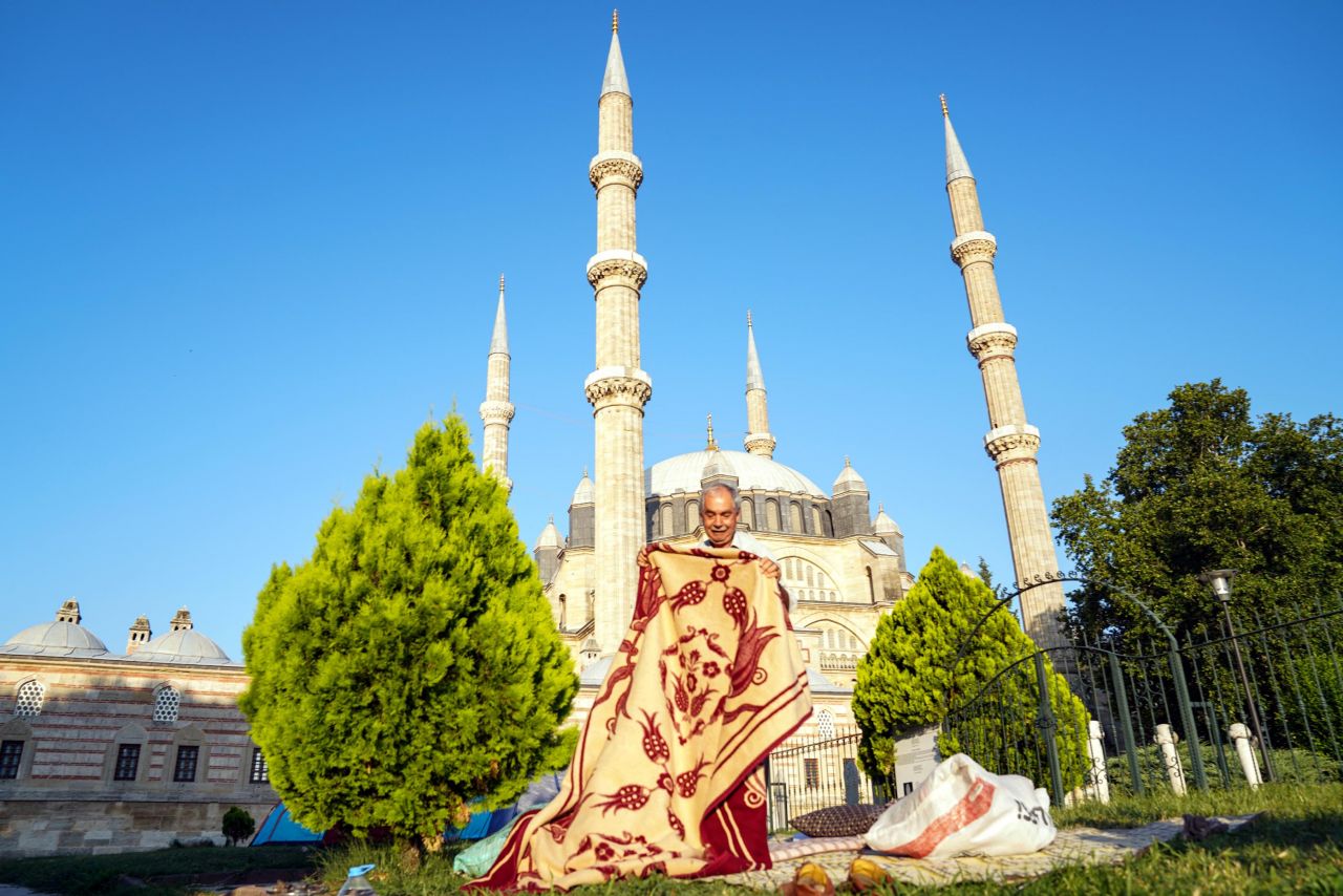Bir Kırkpınar klasiği... Yağlı Güreşler için Edirne'ye gelenler sokakta sabahladı 1