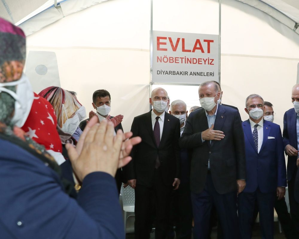 Cumhurbaşkanı Erdoğan, Diyarbakır Annelerini kaldıkları çadırda ziyaret etti 14