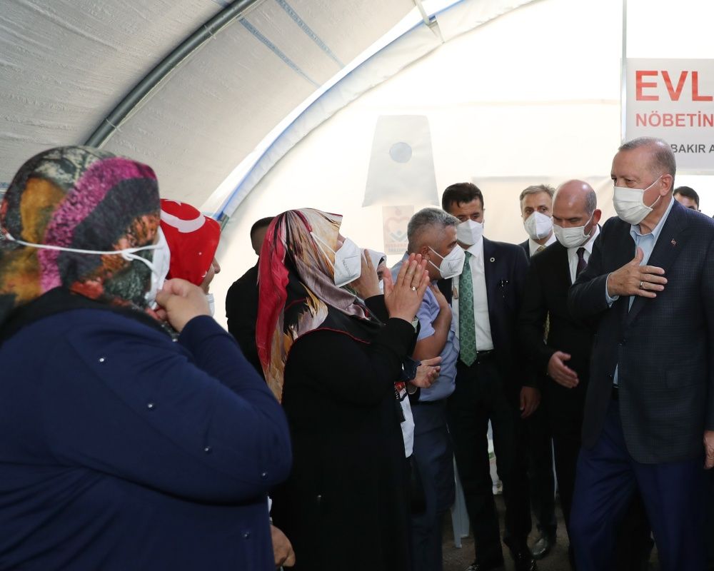 Cumhurbaşkanı Erdoğan, Diyarbakır Annelerini kaldıkları çadırda ziyaret etti 10