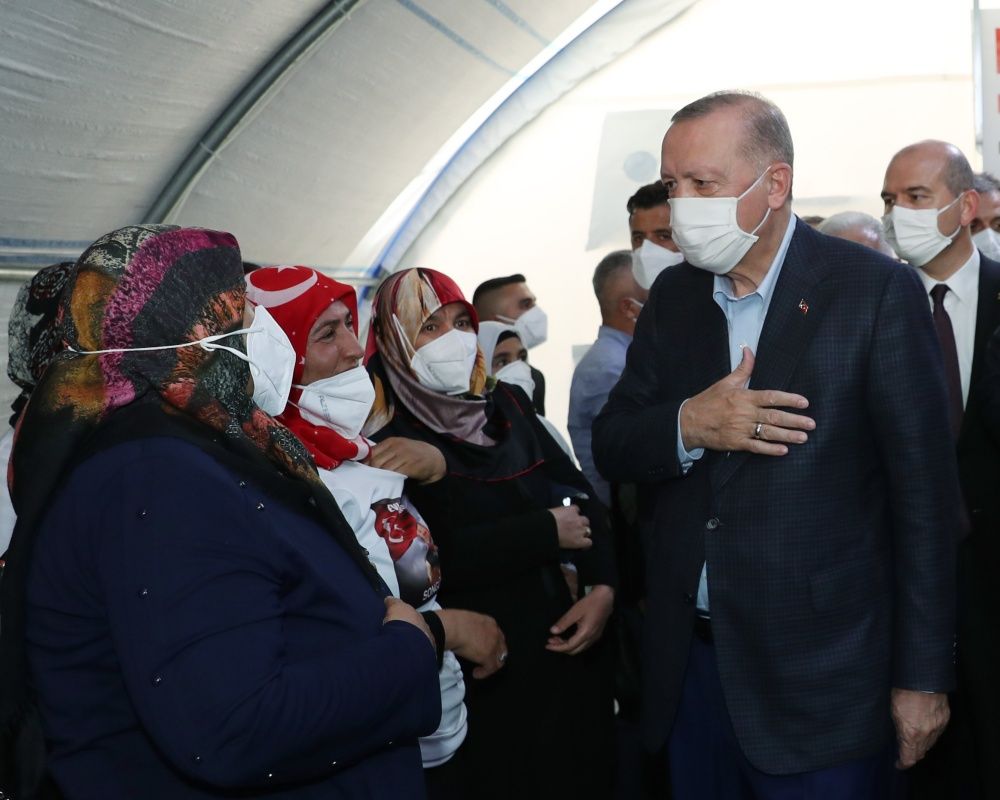 Cumhurbaşkanı Erdoğan, Diyarbakır Annelerini kaldıkları çadırda ziyaret etti 6