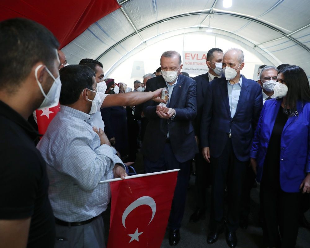 Cumhurbaşkanı Erdoğan, Diyarbakır Annelerini kaldıkları çadırda ziyaret etti 17