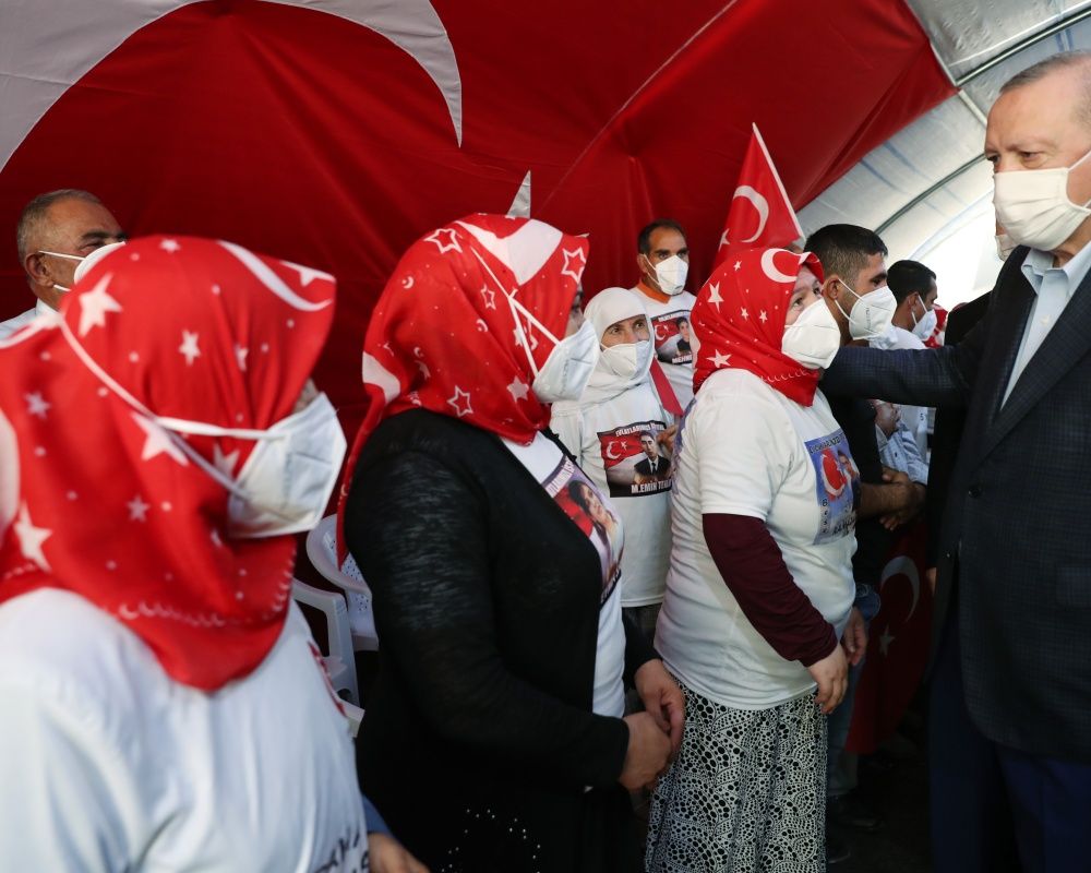 Cumhurbaşkanı Erdoğan, Diyarbakır Annelerini kaldıkları çadırda ziyaret etti 3