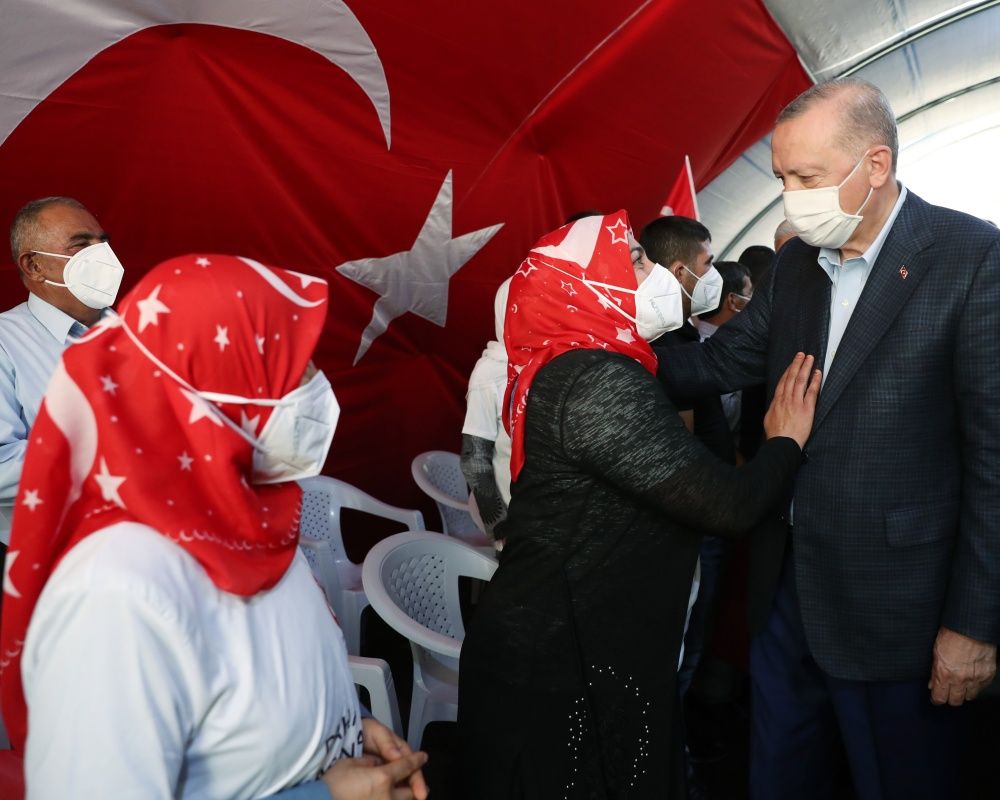 Cumhurbaşkanı Erdoğan, Diyarbakır Annelerini kaldıkları çadırda ziyaret etti 8