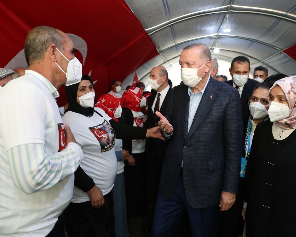 Cumhurbaşkanı Erdoğan, Diyarbakır Annelerini kaldıkları çadırda ziyaret etti 18