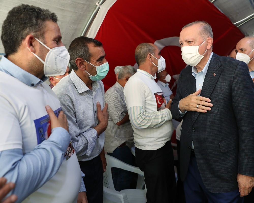 Cumhurbaşkanı Erdoğan, Diyarbakır Annelerini kaldıkları çadırda ziyaret etti 15