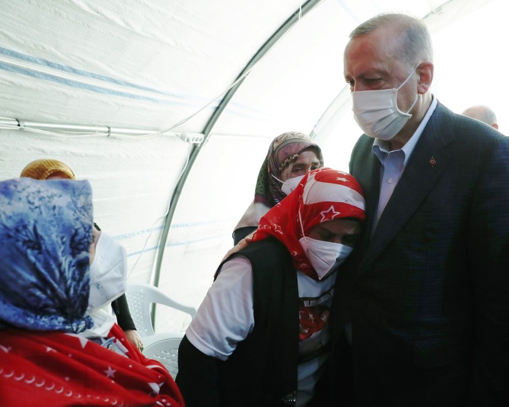 Cumhurbaşkanı Erdoğan, Diyarbakır Annelerini kaldıkları çadırda ziyaret etti 9
