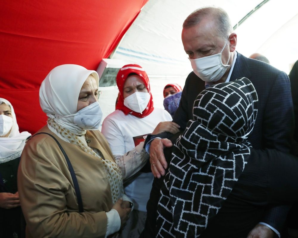 Cumhurbaşkanı Erdoğan, Diyarbakır Annelerini kaldıkları çadırda ziyaret etti 1