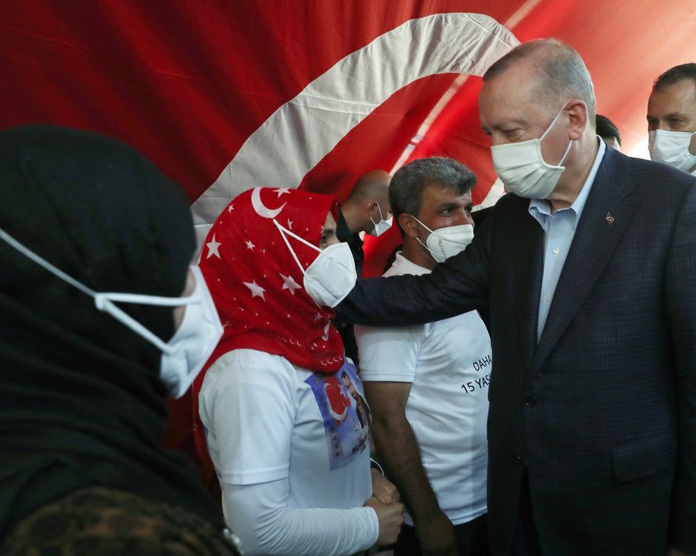 Cumhurbaşkanı Erdoğan, Diyarbakır Annelerini kaldıkları çadırda ziyaret etti 11