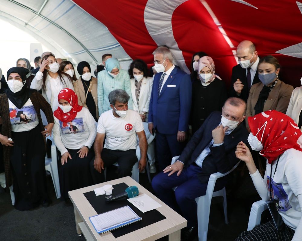 Cumhurbaşkanı Erdoğan, Diyarbakır Annelerini kaldıkları çadırda ziyaret etti 5