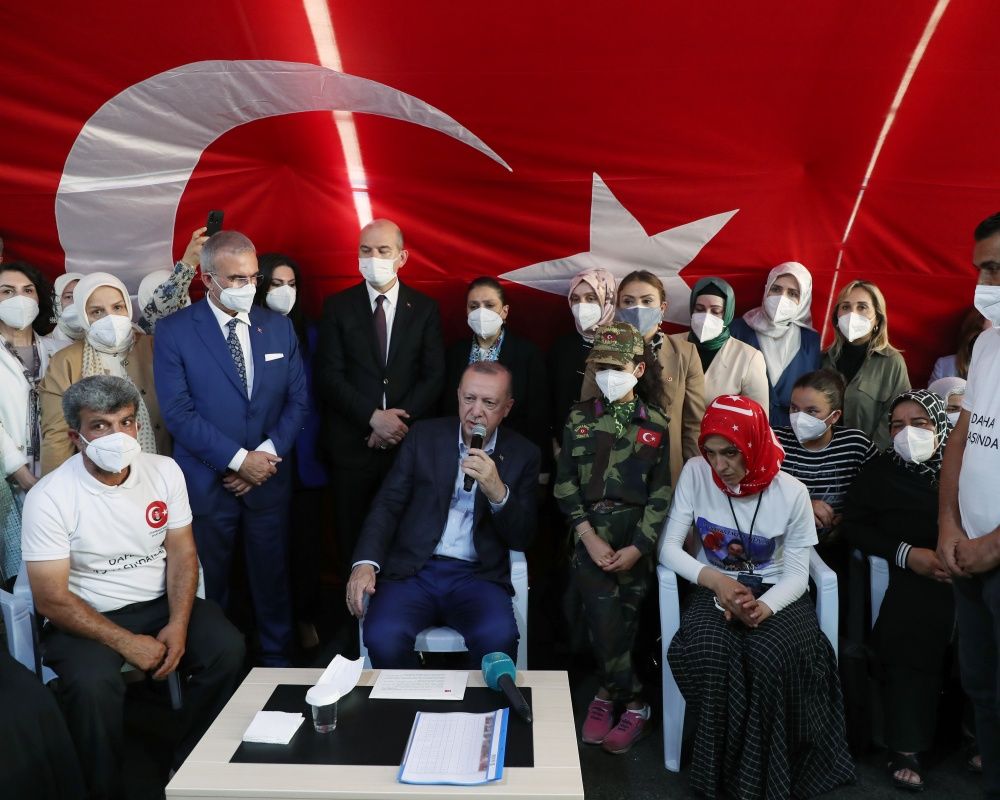 Cumhurbaşkanı Erdoğan, Diyarbakır Annelerini kaldıkları çadırda ziyaret etti 13