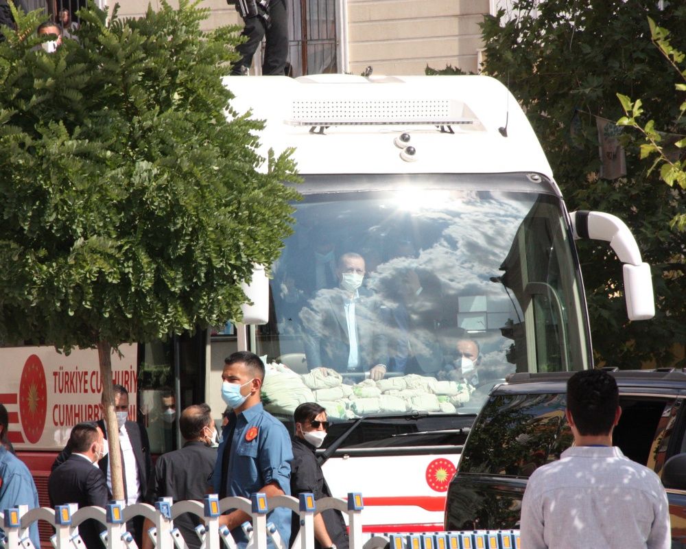 Cumhurbaşkanı Erdoğan, Diyarbakır Annelerini kaldıkları çadırda ziyaret etti 28