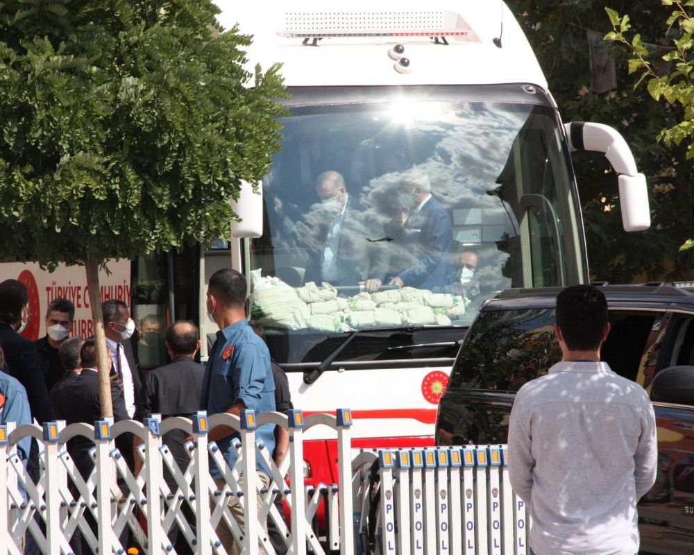 Cumhurbaşkanı Erdoğan, Diyarbakır Annelerini kaldıkları çadırda ziyaret etti 19