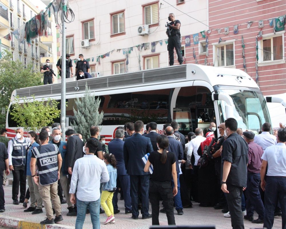 Cumhurbaşkanı Erdoğan, Diyarbakır Annelerini kaldıkları çadırda ziyaret etti 21