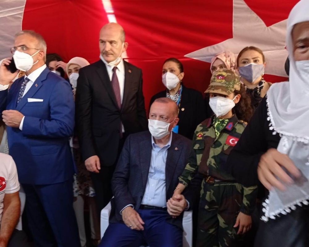 Cumhurbaşkanı Erdoğan, Diyarbakır Annelerini kaldıkları çadırda ziyaret etti 22