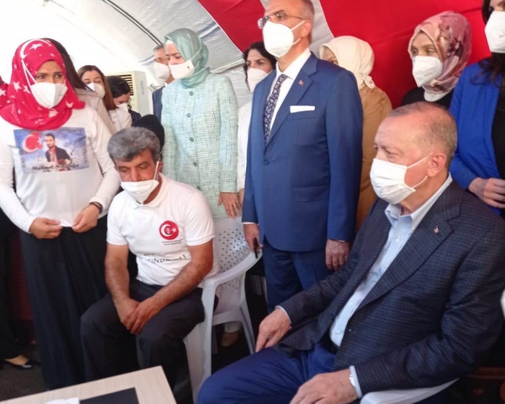 Cumhurbaşkanı Erdoğan, Diyarbakır Annelerini kaldıkları çadırda ziyaret etti 33