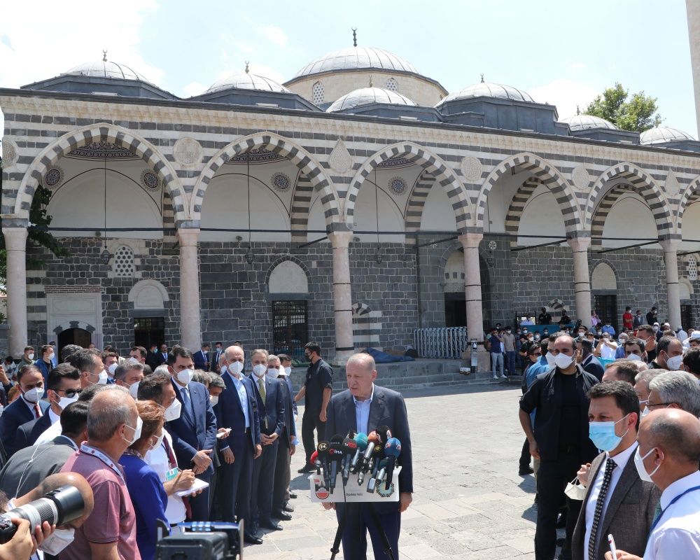 Cumhurbaşkanı Erdoğan, Diyarbakır Annelerini kaldıkları çadırda ziyaret etti 39