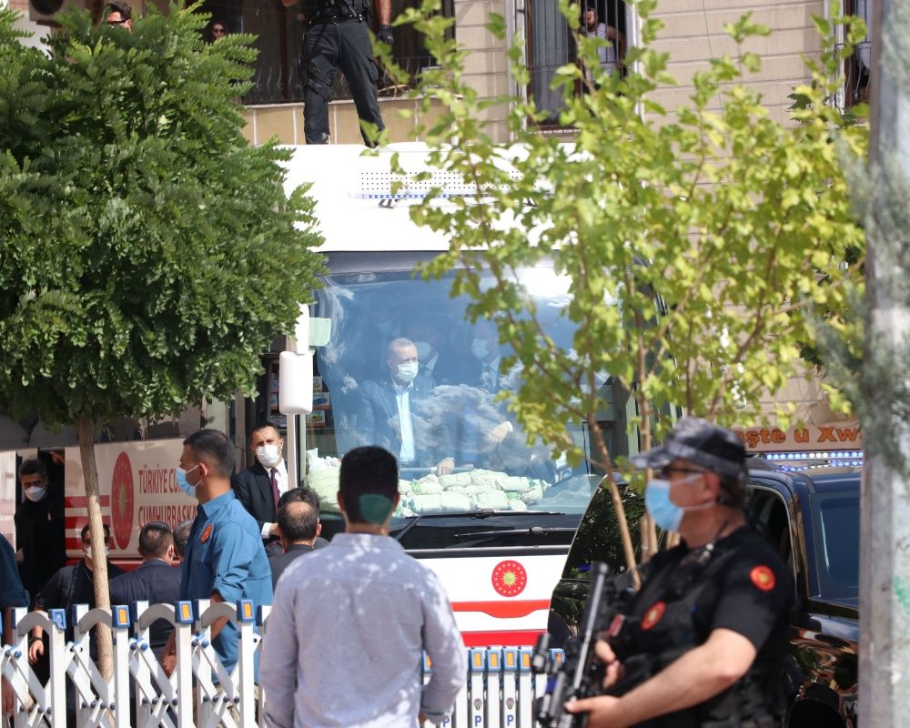 Cumhurbaşkanı Erdoğan, Diyarbakır Annelerini kaldıkları çadırda ziyaret etti 38
