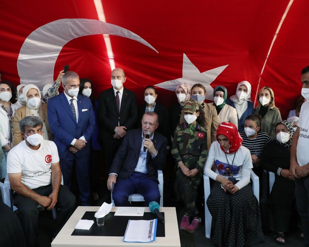 Cumhurbaşkanı Erdoğan, Diyarbakır Annelerini kaldıkları çadırda ziyaret etti 23