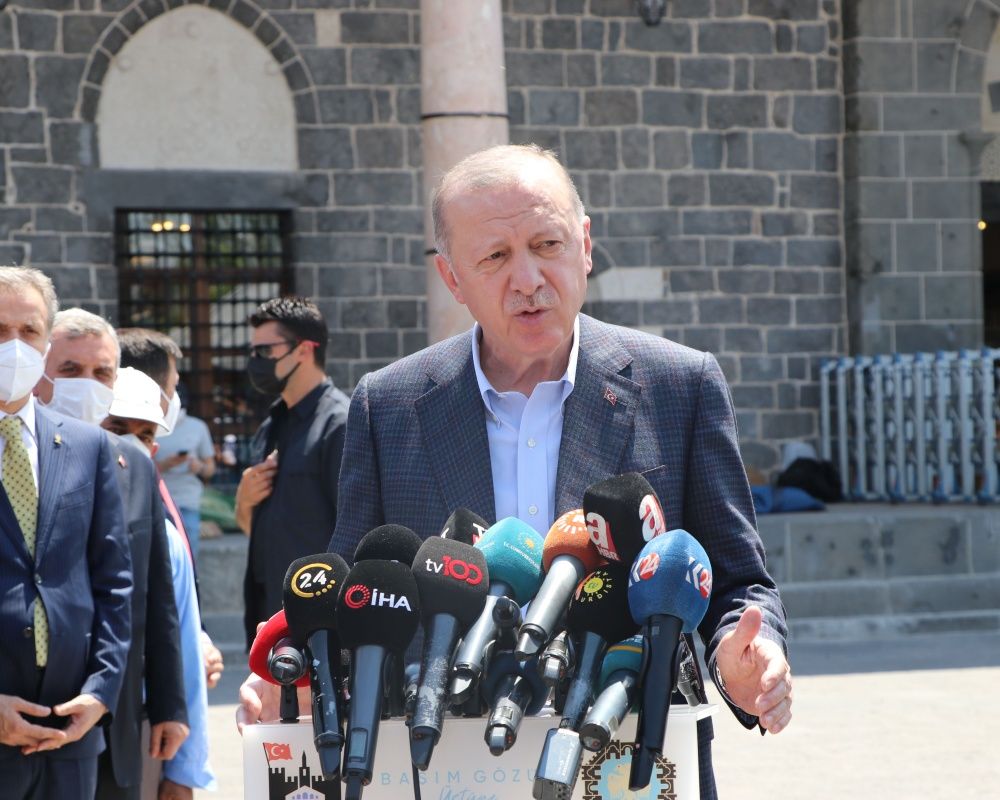 Cumhurbaşkanı Erdoğan, Diyarbakır Annelerini kaldıkları çadırda ziyaret etti 37