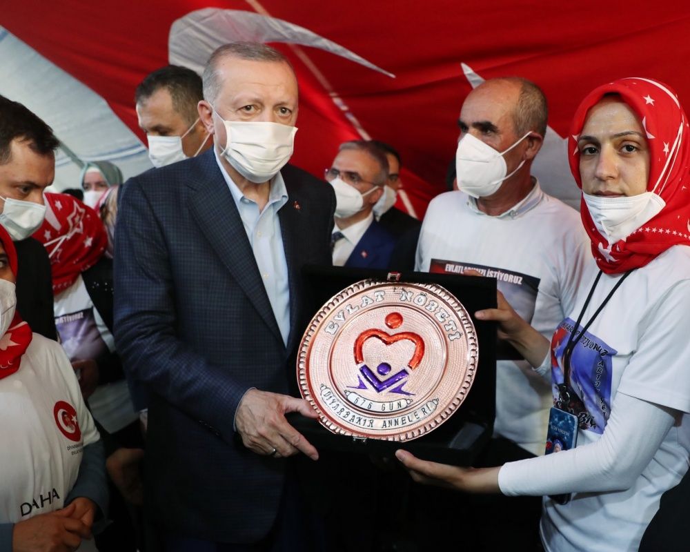 Cumhurbaşkanı Erdoğan, Diyarbakır Annelerini kaldıkları çadırda ziyaret etti 36