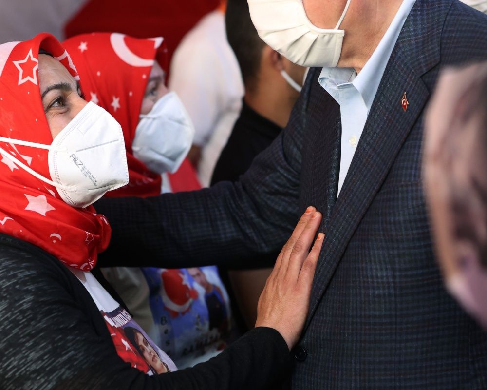Cumhurbaşkanı Erdoğan, Diyarbakır Annelerini kaldıkları çadırda ziyaret etti 27