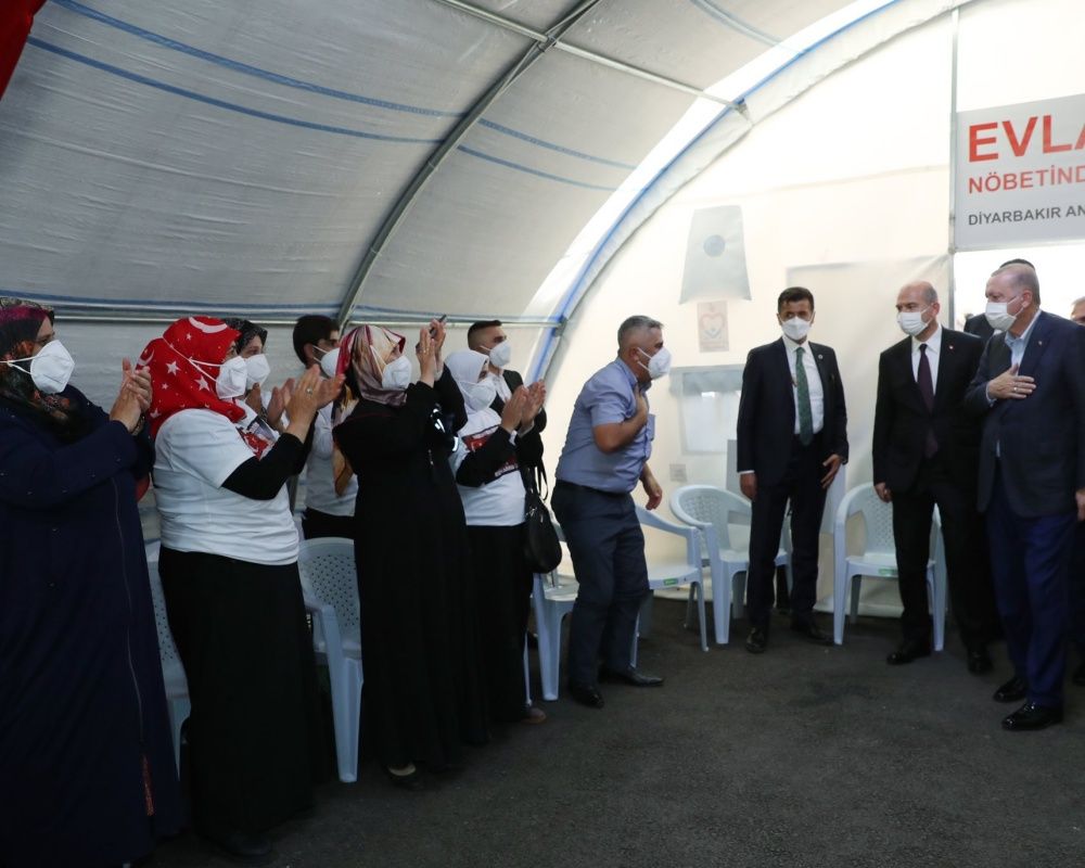 Cumhurbaşkanı Erdoğan, Diyarbakır Annelerini kaldıkları çadırda ziyaret etti 32