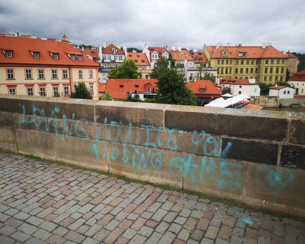 Prag'ın simgesi, UNESCO Dünya Mirasları Listesi'ndeki Karl Köprüsü’ne sprey boyalı saldırı 7