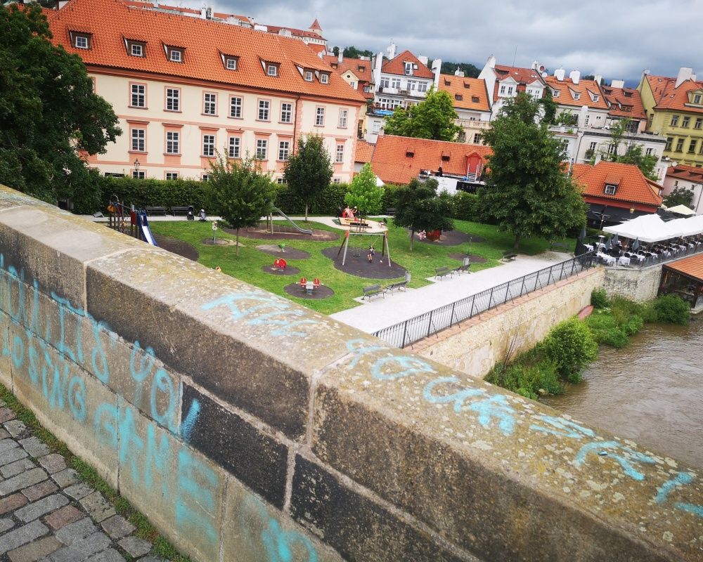 Prag'ın simgesi, UNESCO Dünya Mirasları Listesi'ndeki Karl Köprüsü’ne sprey boyalı saldırı 4