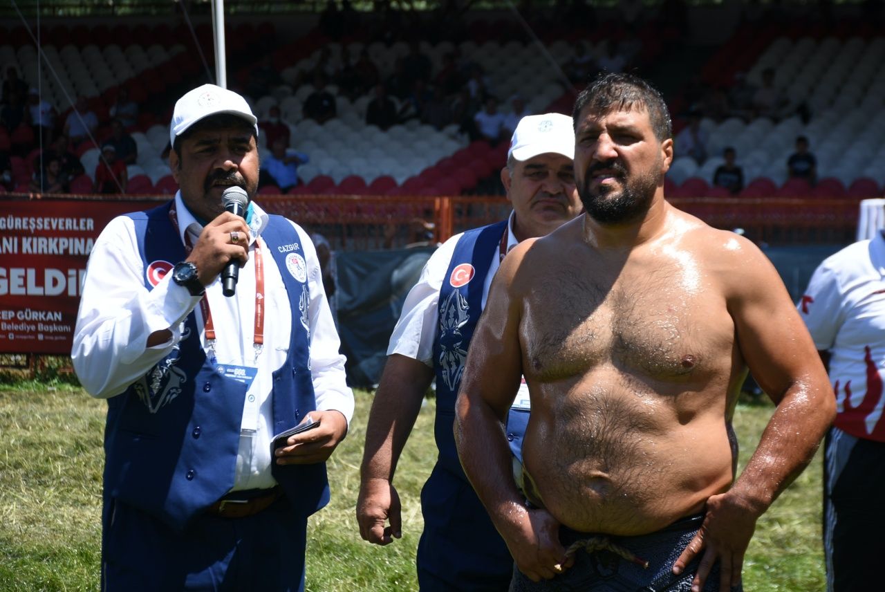 Kırkpınar'da 2 kez başpehlivan olan Mehmet Yeşil Yeşil, rakibi Cengizhan Şimşek'e yenilerek elendi. 3