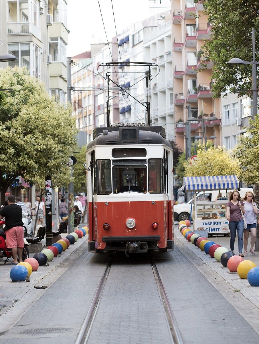 Kadıköy-Moda tramvay hattında hatalı park seferlerin aksamasına neden oluyor! 6 ayda 20 saat sefer aksadı 12