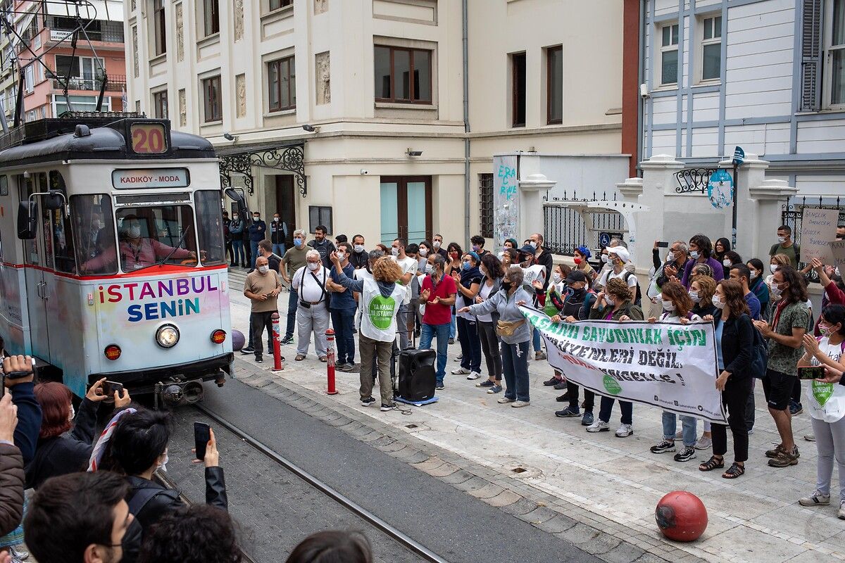 Kadıköy-Moda tramvay hattında hatalı park seferlerin aksamasına neden oluyor! 6 ayda 20 saat sefer aksadı 16