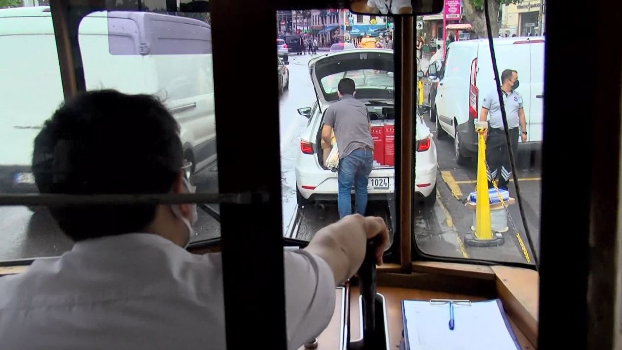 Kadıköy-Moda tramvay hattında hatalı park seferlerin aksamasına neden oluyor! 6 ayda 20 saat sefer aksadı 8