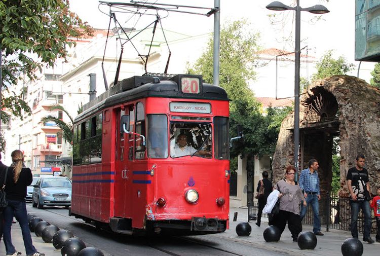 Kadıköy-Moda tramvay hattında hatalı park seferlerin aksamasına neden oluyor! 6 ayda 20 saat sefer aksadı 2