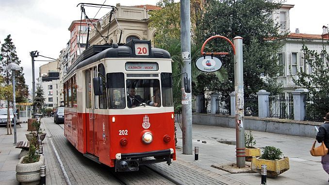Kadıköy-Moda tramvay hattında hatalı park seferlerin aksamasına neden oluyor! 6 ayda 20 saat sefer aksadı 3