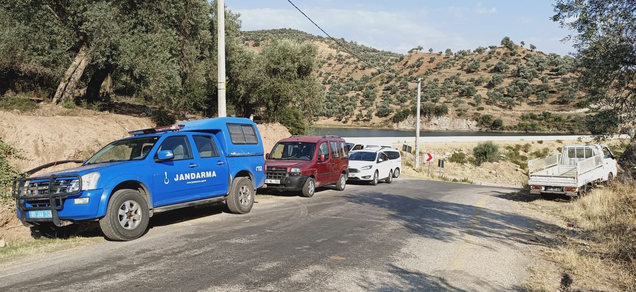 Çocuklarının gözü önünde gölete atladı! 2