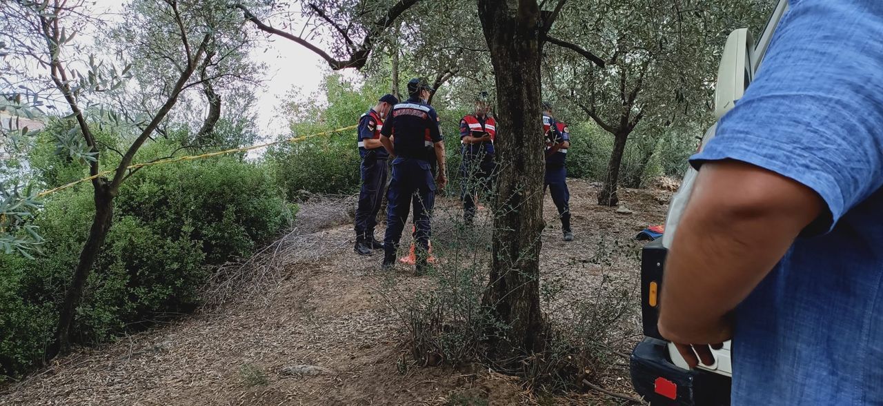 Çocuklarının gözü önünde gölete atladı! 3