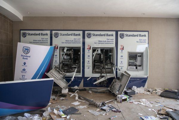 Güney Afrika'da kaos büyüyor: Ölü sayısı 100'e dayandı! ATM'ler ve mağazalar yağmalandı 5