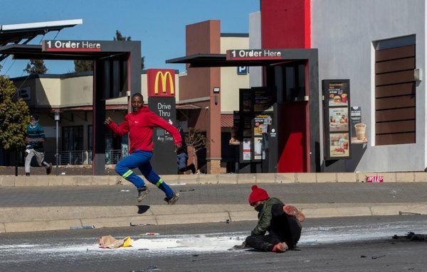 Güney Afrika'da kaos büyüyor: Ölü sayısı 100'e dayandı! ATM'ler ve mağazalar yağmalandı 9