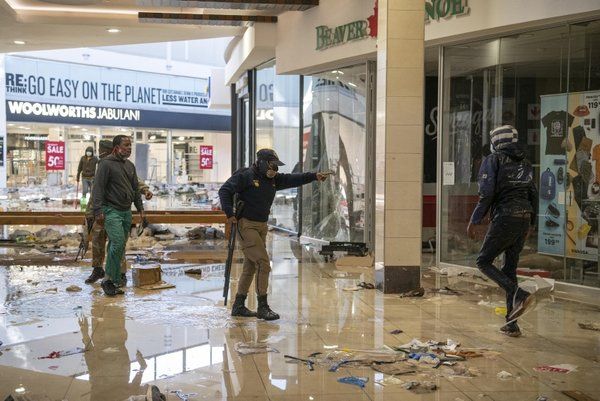Güney Afrika'da kaos büyüyor: Ölü sayısı 100'e dayandı! ATM'ler ve mağazalar yağmalandı 7