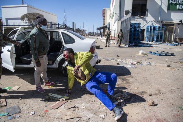 Güney Afrika'da kaos büyüyor: Ölü sayısı 100'e dayandı! ATM'ler ve mağazalar yağmalandı 10