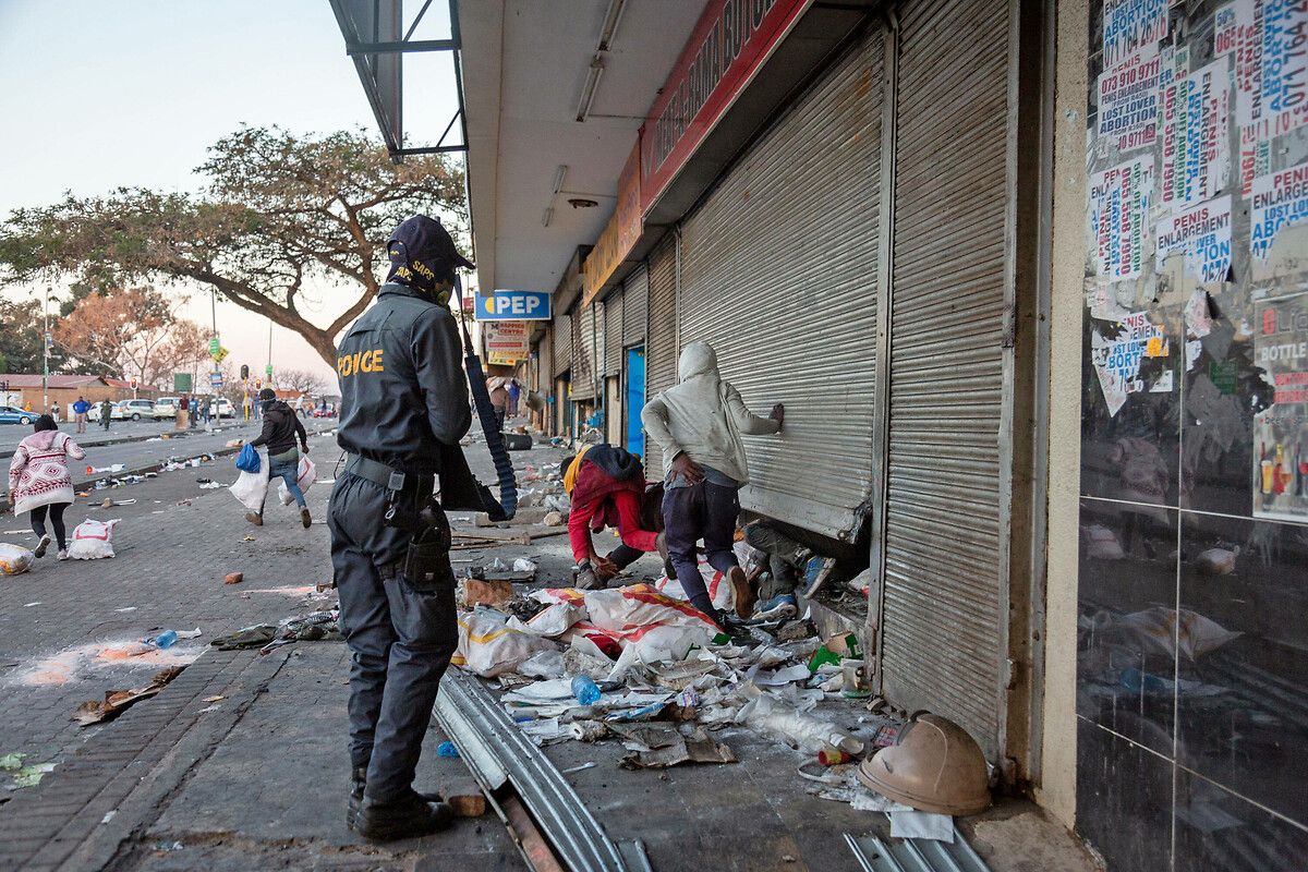 Güney Afrika'da kaos büyüyor: Ölü sayısı 100'e dayandı! ATM'ler ve mağazalar yağmalandı 11