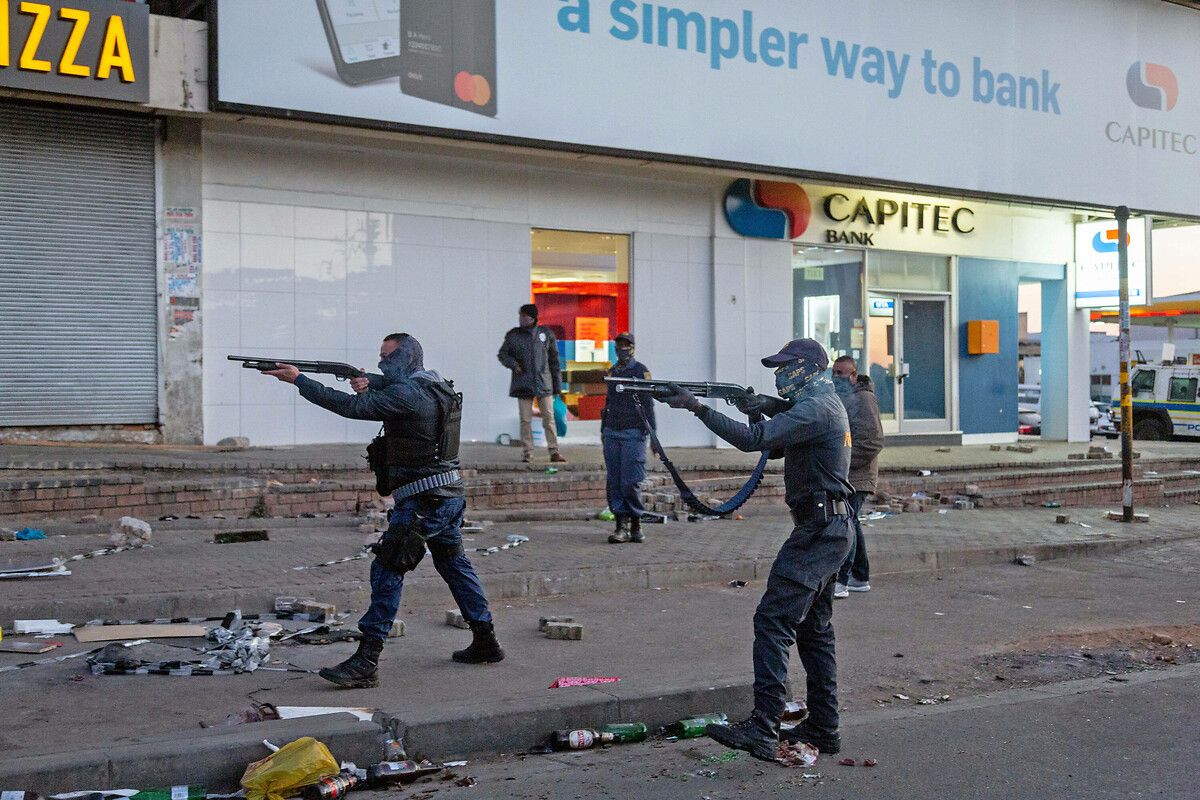 Güney Afrika'da kaos büyüyor: Ölü sayısı 100'e dayandı! ATM'ler ve mağazalar yağmalandı 13