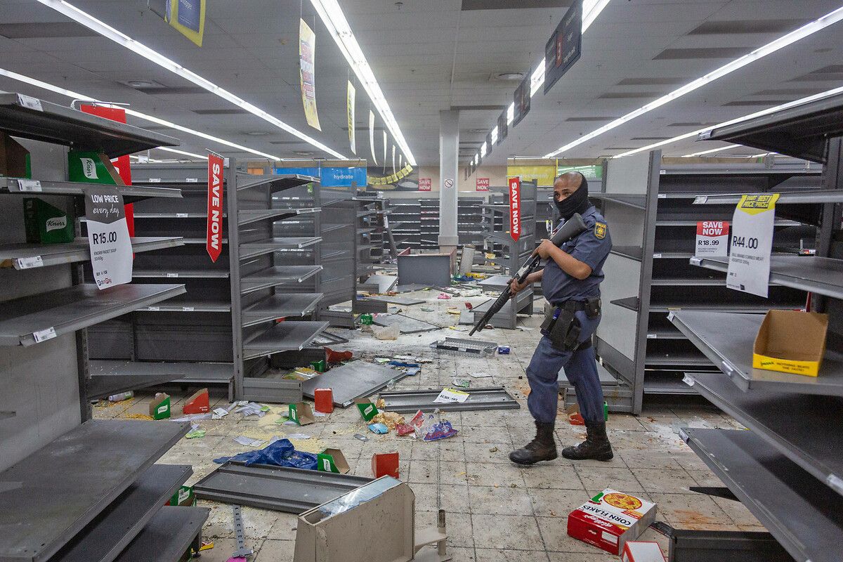 Güney Afrika'da kaos büyüyor: Ölü sayısı 100'e dayandı! ATM'ler ve mağazalar yağmalandı 15