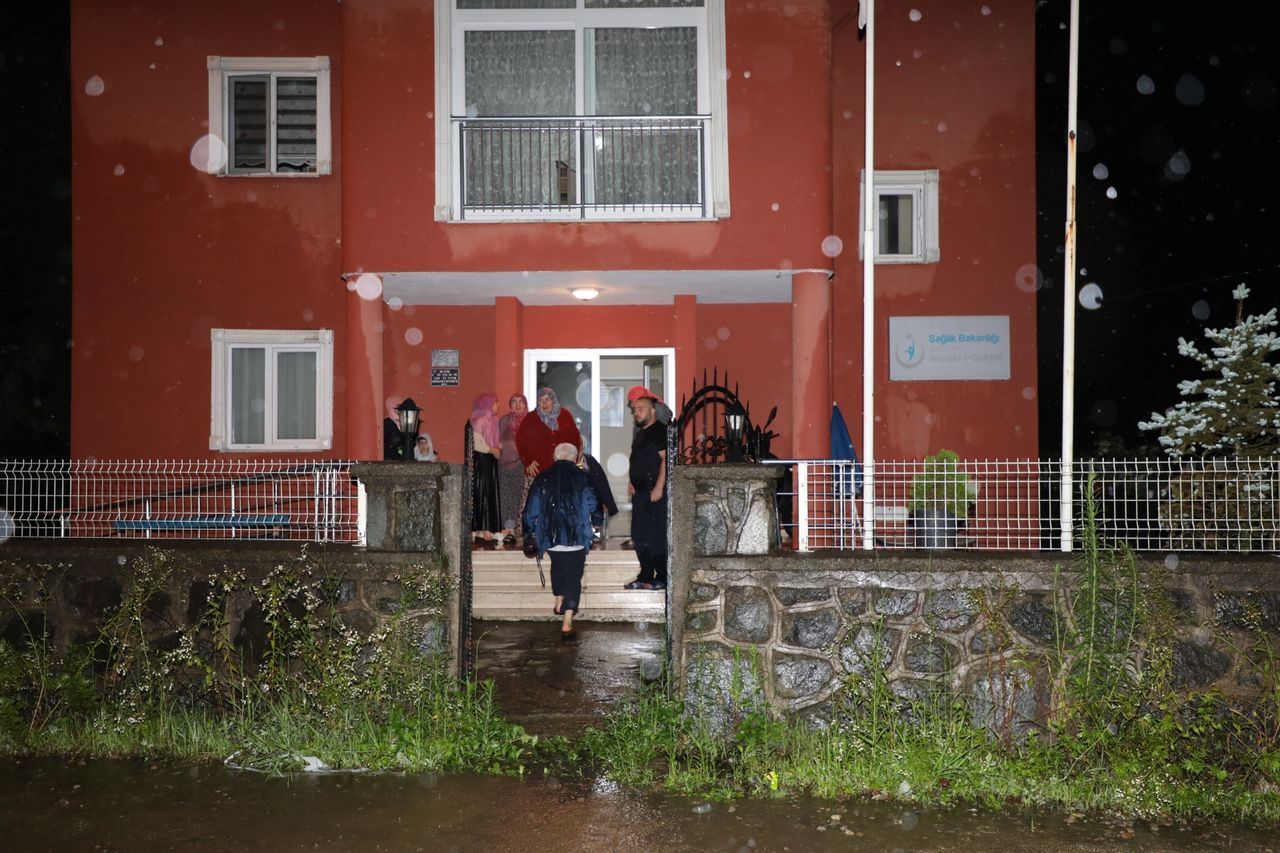 Rize'de gök yarıldı! Dereler taştı, heyelanlar oluştu, yollar kapandı 13