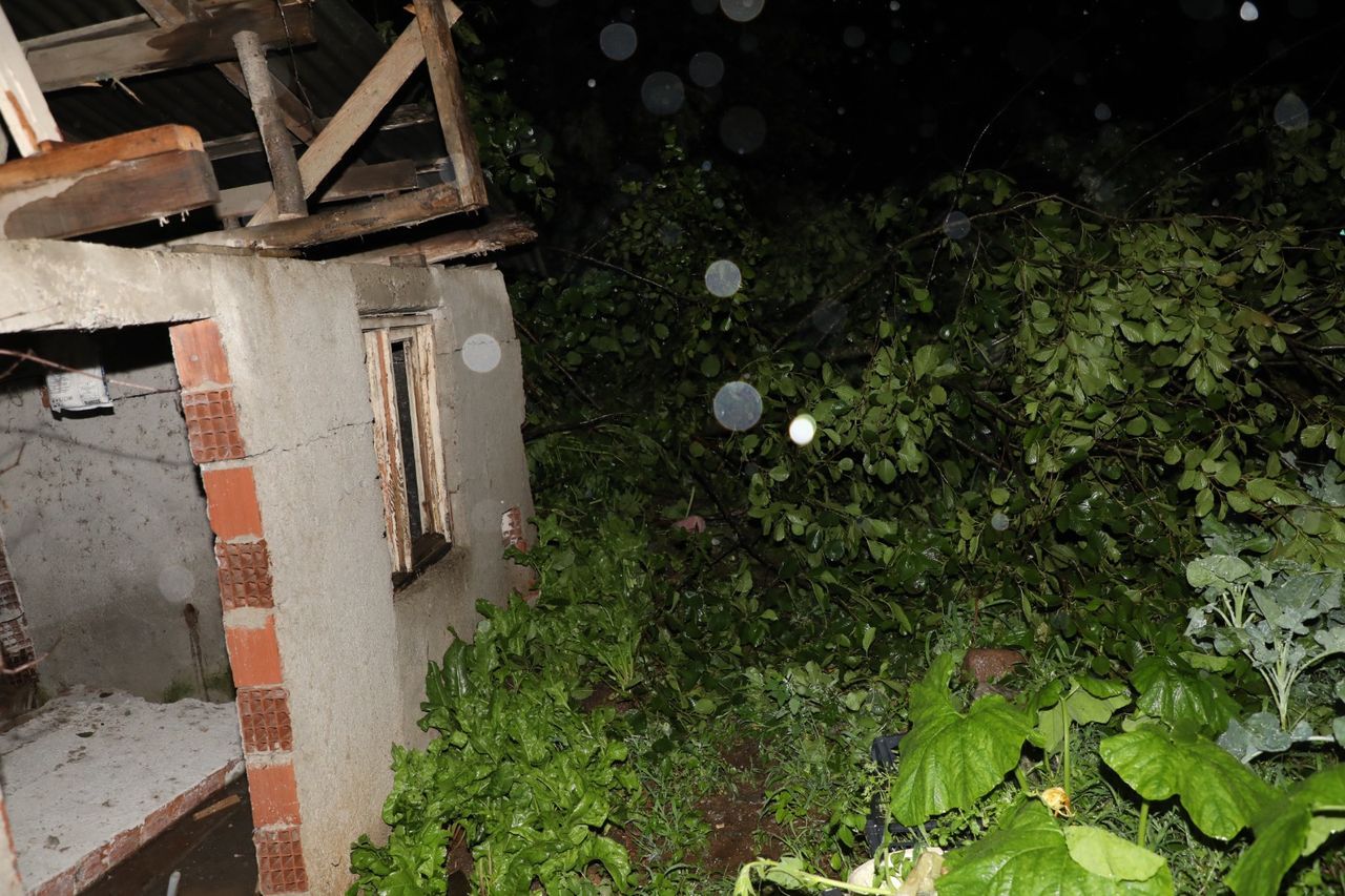 Rize'de gök yarıldı! Dereler taştı, heyelanlar oluştu, yollar kapandı 16
