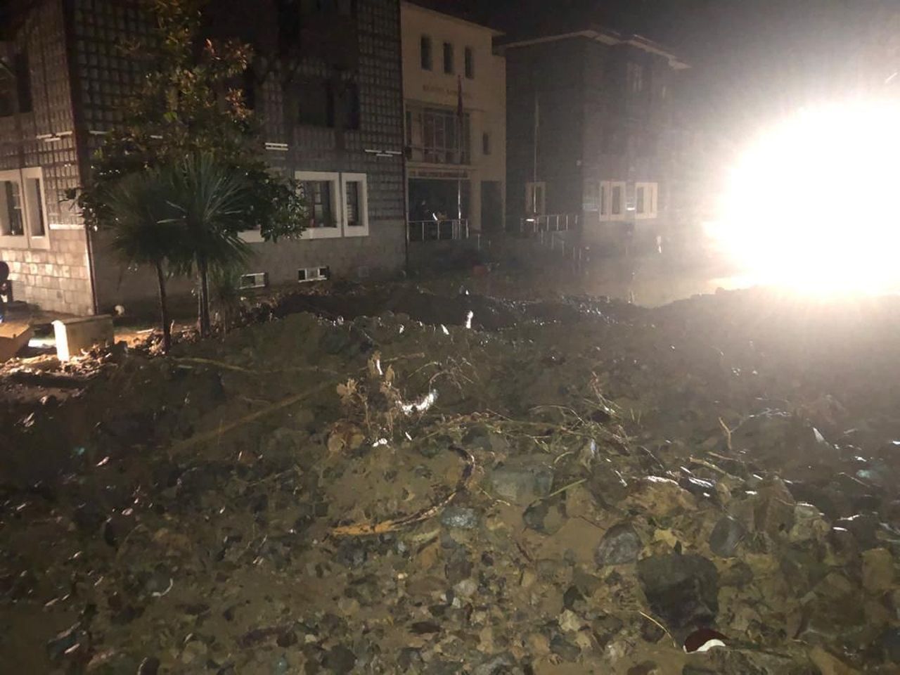 Rize'de gök yarıldı! Dereler taştı, heyelanlar oluştu, yollar kapandı 19