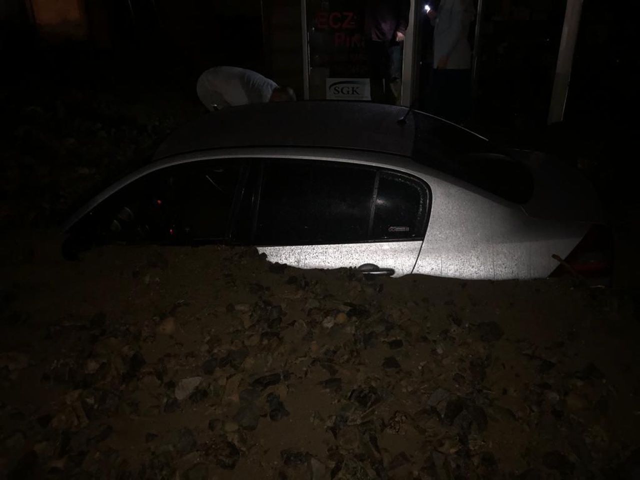 Rize'de gök yarıldı! Dereler taştı, heyelanlar oluştu, yollar kapandı 20