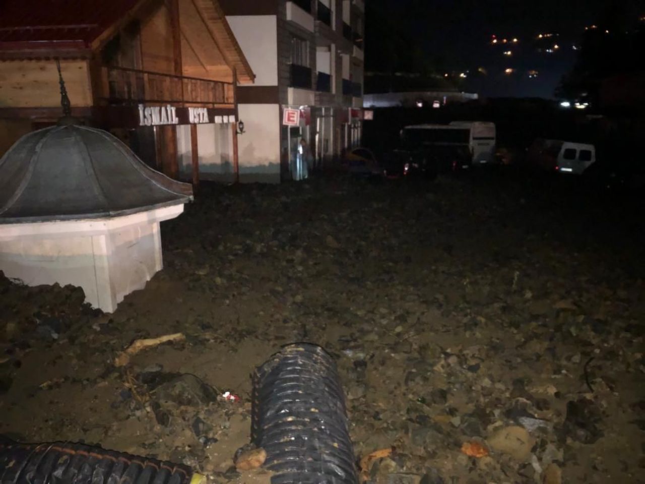 Rize'de gök yarıldı! Dereler taştı, heyelanlar oluştu, yollar kapandı 22
